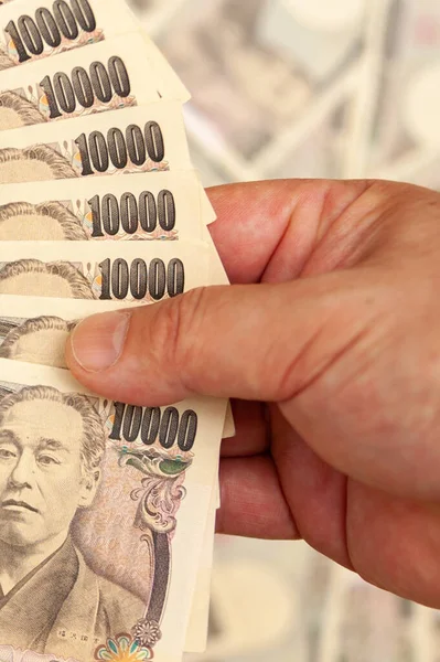 Mano Hombre Sosteniendo Setenta Mil Yenes Sobre Fondo Borroso Con —  Fotos de Stock