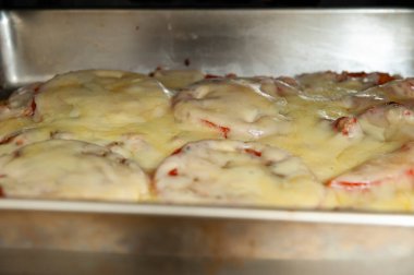 Lezzetli ev yapımı dikdörtgen pizza fırının içinde..