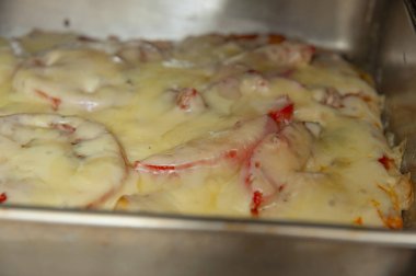 Lezzetli ev yapımı dikdörtgen pizza fırının içinde..