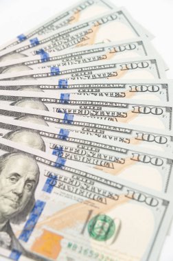 Beyaz arka planda izole edilmiş 900 dolarlık nakit para..