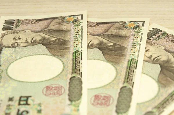 1万円 10万円 の紙幣が積み重なっている 日本のお金 紙幣について 木のテーブルで隔離される トップビュー — ストック写真