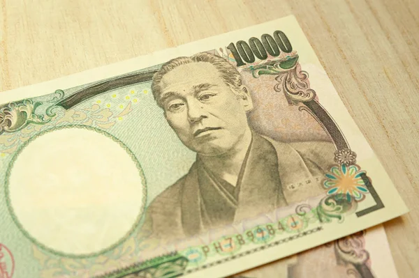 1万円 10万円 の紙幣が積み重なっている 日本のお金 紙幣について 木のテーブルで隔離される トップビュー — ストック写真