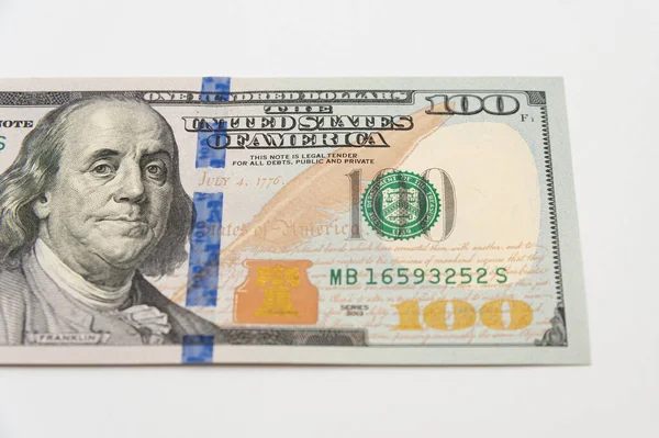 100ドル紙幣 白い背景で隔離されたクローズアップ — ストック写真