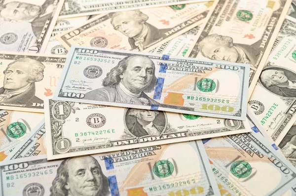 50ドルと100ドルの紙幣が散在する富と繁栄のイメージ — ストック写真