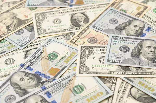 50ドルと100ドルの紙幣が散在する富と繁栄のイメージ — ストック写真