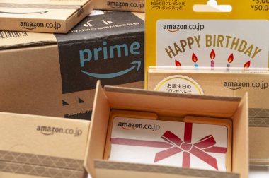 Fuji, Shizuoka, Japonya - 11 Ağustos 2022: Amazon Prime logosu ve Japonya 'da satılan çeşitli Amazon hediye kartı tipli karton kutu.