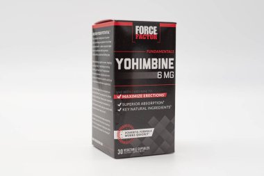 Fuji, Shizuoka, Japonya - 21 Mart 2023: Yohimbine 6 mg 30 kapsülleri Force Factor tarafından Beyaz zemin üzerinde kopyalama uzayı ile izole edildi.