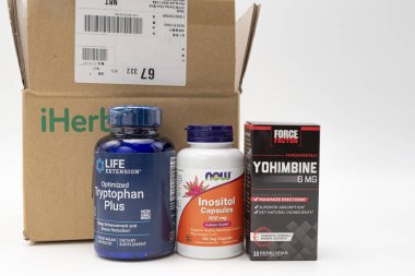 Fuji, Shizuoka, Japonya - 21 Mart 2023: İçinde Tryptophan Plus, Inositol 500 mg ve Yohimbine olan iHerb online mağazasından karton kutu..
