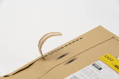 Fuji Şehri, Shizuoka-Ken, Japonya - 28 Aralık 2023: Mühürlü hava nakliye zarfı beyaz arka planda izole edildi.