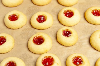 Lezzetli ev yapımı Shortbread Çilek reçelli kurabiyeler.
