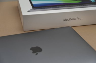 Fuji Şehri, Shizuoka-Ken, Japonya - 22 Ocak 2022: MacBook Pro m113 inç 2020.