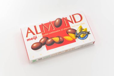 Fuji şehri, Shizuoka-ken, Japonya - 14 Şubat 2024: Meiji marka badem çikolata kutusu Japonya 'da satıldı. Üst görünümdeki beyaz arkaplanda izole edilmiş.