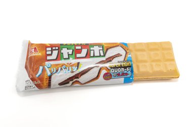 Fuji, Shizuoka, Japonya - 12 Nisan 2024: Morinaga Choco Monaka Jumbo dondurması by MORINAGA & CO, LTD..
