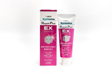 Fuji Şehri, Shizuoka Bölgesi, Japonya - 14 Nisan 2024: Systema Haguki Plus EX, Lion Dental Material Co., Ltd. 'nin periodontal hastalığını önleyen macun türü bir diş macunu..