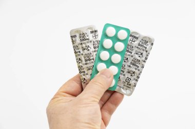 Fuji Şehri, Shizuoka Bölgesi, Japonya - 23 Nisan 2024: Beyaz arka planda Bayer Global tarafından izole edilmiş bir paket Aspirin tableti.