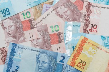 Brezilya banknotları 2, 10, 20 ve 100 reais dağınık.