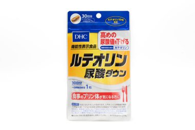 Fuji-shi, Shizuoka-ken, Japonya - 14 Eylül 2024: Luteolin (kasımpatı çiçeği özü) DHC Co., Ltd. tarafından üretilen ürik asit. Beyaz arkaplanda izole.