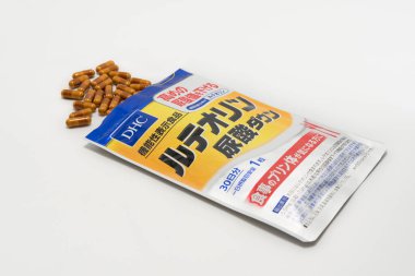 Fuji-shi, Shizuoka-ken, Japonya - 14 Eylül 2024: Luteolin (kasımpatı çiçeği özü) DHC Co., Ltd. tarafından üretilen ürik asit. Beyaz arkaplanda izole.