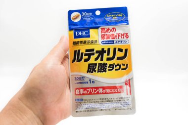 Fuji-shi, Shizuoka-ken, Japonya - 14 Eylül 2024: Luteolin 'i (kasımpatı çiçeği özü) Japonya' da üretilen DHC Co., Ltd. Beyaz arkaplanda izole.