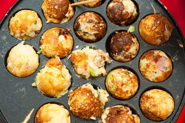 Cooking Takoyaki: Lezzetli Ahtapot Topları, ünlü bir Japon Sokak Yemeği.