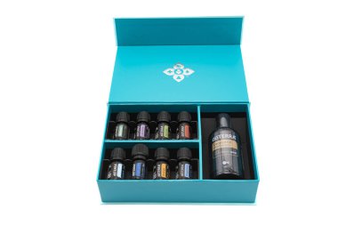 Fuji Şehri, Shizuoka-Ken, Japonya - 13 Ocak 2024: Beyaz arka planda günlük kullanım için DoTERRA Temel Petrolleri.