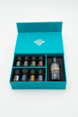 Fuji Şehri, Shizuoka-Ken, Japonya - 13 Ocak 2024: Beyaz arka planda günlük kullanım için DoTERRA Temel Petrolleri.