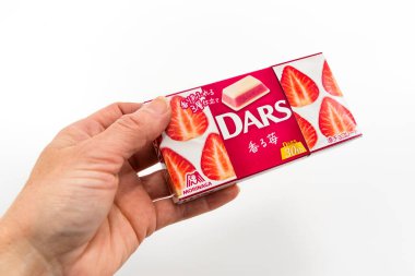Fuji şehri, Shizuoka-ken, Japonya - 14 Şubat 2024: MORINAGA 'dan DARS çilekli çikolata. Beyaz arkaplanda izole.
