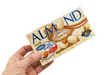 Fuji şehri, Shizuoka-ken, Japonya - 14 Şubat 2024: Meiji 'nin el ele tutuşan Almond White Veil çikolata kutusu. Beyaz arkaplanda izole.