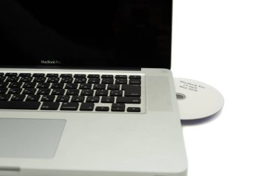 Fuji-shi, Shizuoka-ken, Japonya - 29 Aralık 2024: MacBook Pro 15 inçlik 2010 ortalarında beyaz arka planda izole edildi.