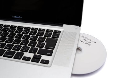 Fuji-shi, Shizuoka-ken, Japonya - 29 Aralık 2024: MacBook Pro 15 inçlik 2010 ortalarında beyaz arka planda izole edildi.