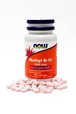 Fuji-shi, Shizuoka-ken, Japonya - 6 Nisan 2025: Methyl B12 1000 mcg 100 Lozenge Now Foods beyaz arka planda izole edilmiştir.