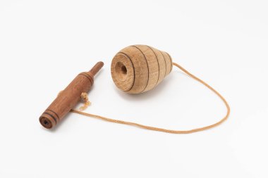 Bilboquet beyaz arka planda izole edilmiş eski ve eğlenceli oyuncak.