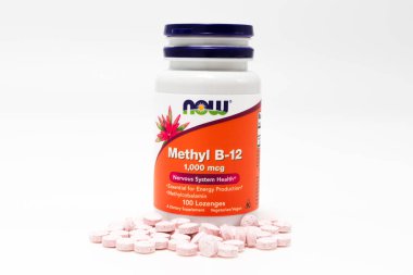 Fuji-shi, Shizuoka-ken, Japonya - 6 Nisan 2025: Methyl B12 1000 mcg 100 Lozenge Now Foods beyaz arka planda izole edilmiştir.