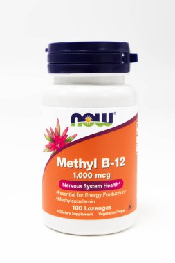 Fuji-shi, Shizuoka-ken, Japonya - 6 Nisan 2025: Methyl B12 1000 mcg 100 Lozenge Now Foods beyaz arka planda izole edilmiştir.