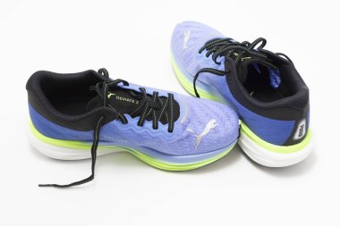 Fuji-shi, Shizuoka-ken, Japonya - 10 Ocak 2025: PUMA Men 's Deviate Nitro 2 Running Sneakers Blue. Beyaz Arkaplanda İzole Edilmiş.
