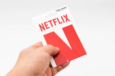 Fuji-shi, Shizuoka-ken, Japonya - 06 Ocak 2024: NETFLIX 'in önceden ödenmiş kartı Japonya' da 2000 ila 30,000 yen arasında satıldı. Beyaz arkaplanda izole.