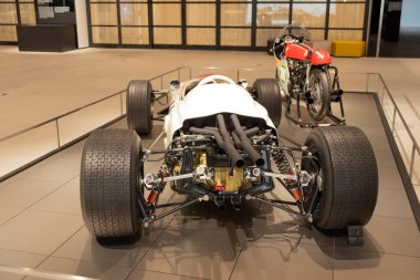 Oyama-cho, Shizuoka, Japonya - 27 Mart 2023: Honda RC162 Motosiklet, 1961 Model Yılı (1961 Batı Almanya Grand Prix galibi) ve Honda RA272, 1965 Model Yılı (Japonya 'nın Birinci F1 Galibiyet Yılı)).