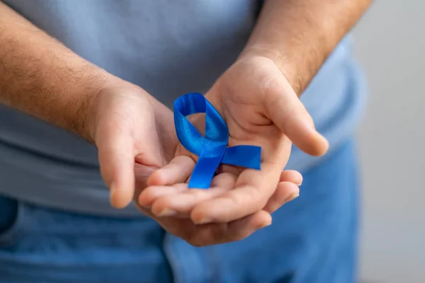 Mãos Masculinas Segurando Uma Fita Azul Simbolizando Câncer Próstata Campanha Imagem De Stock