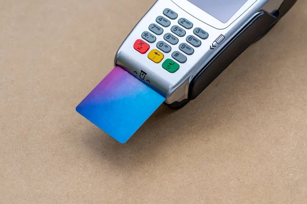 クレジットカードをお持ちの店舗でのお支払いのための銀行ターミナルおよび紙チェック領収書 — ストック写真