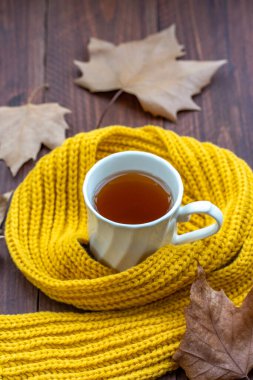 Sonbahar evi konforu Sonbahar yapraklı bir fincan çay. 