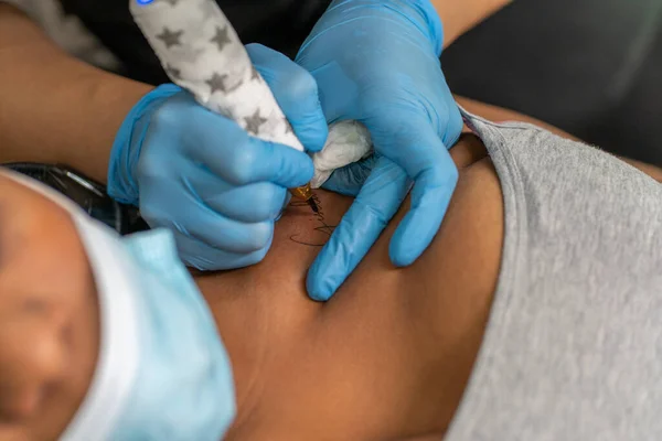 Tatuaje Artista Sosteniendo Una Máquina Tatuaje Con Guantes Azules Estériles — Foto de Stock