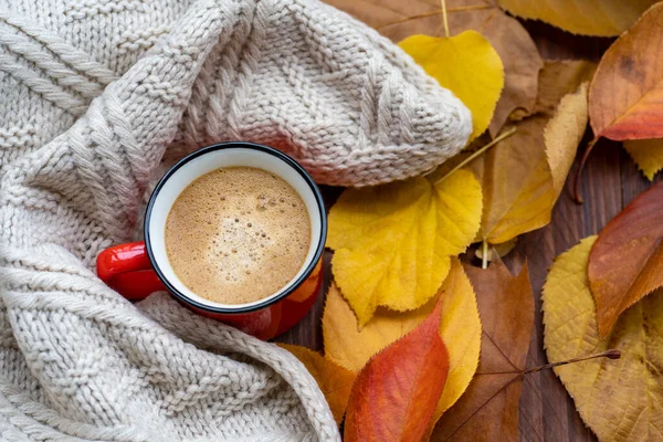 老木料上的热咖啡和秋天的叶子 — 图库照片