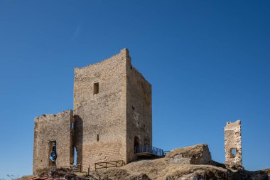  Güneşli bir günde ortaçağ köyü Calatanazor 'un harabelerinin kalesi, Soria, Castilla y Leon, İspanya.