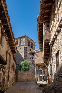 Güneşli bir günde ortaçağ köyü Calatanazor 'un geleneksel evleri Soria, Castilla y Leon, İspanya.