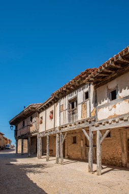 Güneşli bir günde ortaçağ köyü Calatanazor 'un geleneksel evleri Soria, Castilla y Leon, İspanya.