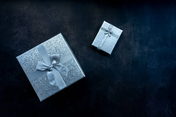 Ezüst Ajándék Dobozok Szalag Sötét Háttér Fekete Péntek Karácsonyi Vásárlási — Stock Fotó