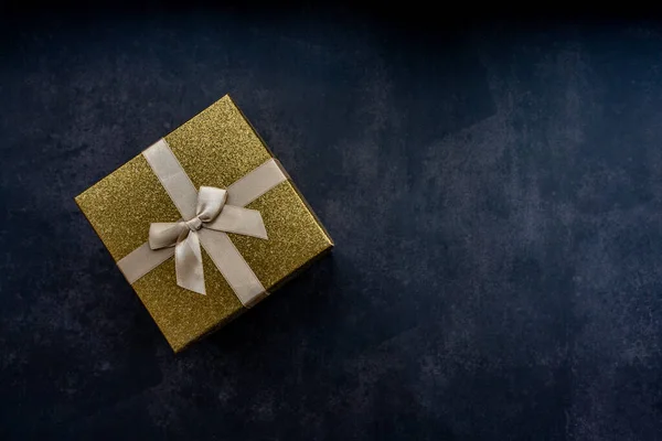 Gouden Geschenkdoos Met Lint Donkere Achtergrond Zwarte Vrijdag Kerst Shopping — Stockfoto