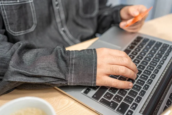Masada Oturan Adam Kredi Kartı Dizüstü Bilgisayarla Ödeme Yapıyor — Stok fotoğraf