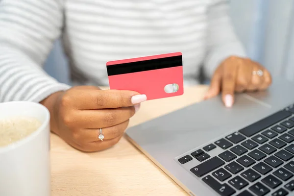 アフリカ系アメリカ人女性のオンラインショッピングを閉じます ラップトップを使用して 情報を入力します 残高を確認します インターネットバンキングサービスを閲覧します クレジットカードで支払います 支払いを行います — ストック写真