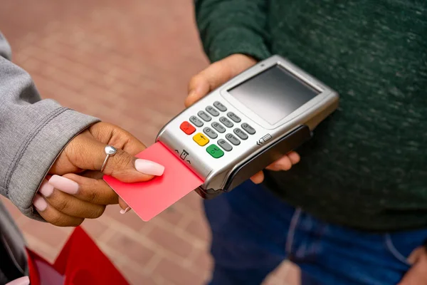 キャッシュレス技術とクレジットカード決済の概念 — ストック写真